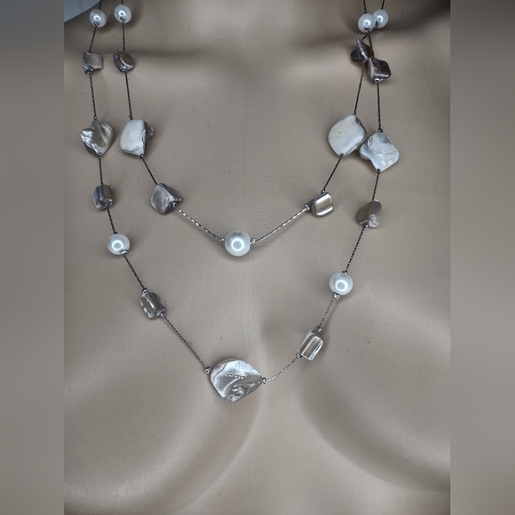 Women's white shell necklace - Picture 3 of 5